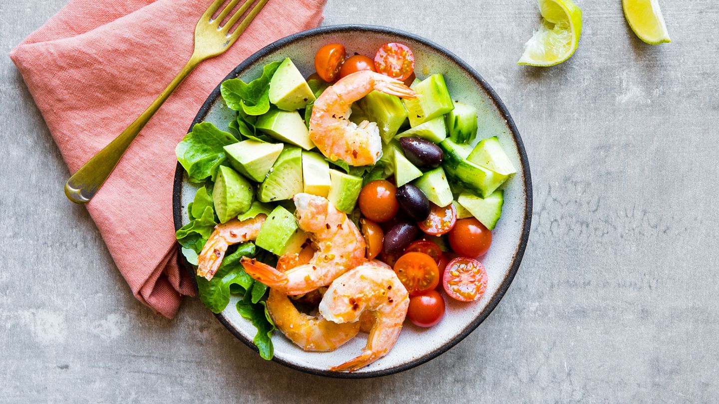 Shrimp bowl with lettuce, tomato, cucumber and avocado